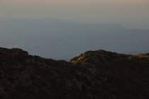 Montaña sobre paisaje pastel - foto de stock