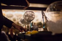 Барман готує коктейлі в пабі. — стокове фото