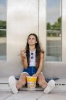 Fröhliches Mädchen posiert mit Popcorn — Stockfoto