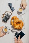 Tazze da caffè espresso e croissant — Foto stock