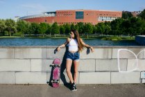 Стильний підліток позує з ковзанами — стокове фото