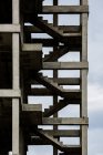 Vista de ángulo alto del edificio sin terminar con escaleras de hormigón - foto de stock