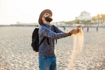 Веселий чоловік грає з піском — стокове фото