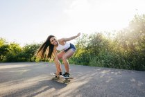 Teenager fahren Skateboard im Sonnenlicht — Stockfoto