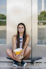 Charmantes Mädchen mit Popcorn auf Schlittschuhen — Stockfoto