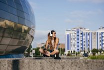 Adorável adolescente em fones de ouvido — Fotografia de Stock