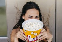 Schönes Mädchen posiert mit Popcorn — Stockfoto