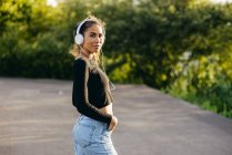 Красива впевнена дівчина в навушниках — стокове фото