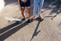 Crop women on skates — Stock Photo