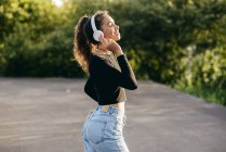 Zufriedene Mädchen hören draußen Musik — Stockfoto