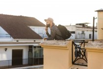 Стильный мужчина с рюкзаком на балконе — стоковое фото