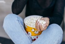 Ragazza del raccolto con popcorn in mano — Foto stock