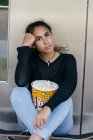 Mädchen mit Popcorn auf Schlittschuhen — Stockfoto