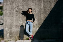 Стильная девушка со скейтом — стоковое фото