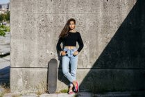 Stilvolles Mädchen mit Schlittschuhen — Stockfoto