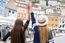 Zwei Mädchen halten die Hände hoch — Stockfoto