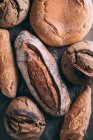 Rustikales Brot auf dunklem — Stockfoto