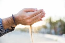 Mãos de colheita com areia — Fotografia de Stock