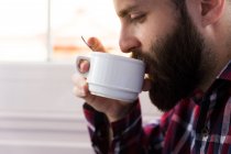 Вид збоку чоловіка п'є каву — стокове фото
