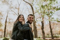 Retrato de casal expressivo sorrindo e se divertindo no parque — Fotografia de Stock