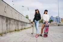 Adolescents élégants avec des patins — Photo de stock