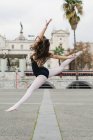 Вид збоку балерини в стрибку — стокове фото