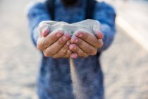 Mãos de colheita com areia — Fotografia de Stock