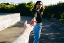 Mädchen hält männliche Hand — Stockfoto