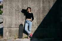 Stilvolles Mädchen mit Schlittschuhen — Stockfoto