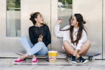 Dos adolescentes divirtiéndose en la calle - foto de stock