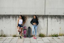 Молода дівчина позує зі скейтбордами — стокове фото