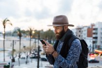 Чоловік мандрівник використовує телефон — стокове фото