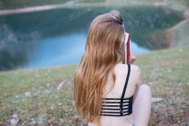 Girl reading in nature — Stock Photo