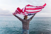 Uomo con bandiera americana — Foto stock