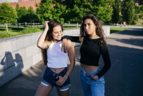 Meninas confiantes na moda na rua — Fotografia de Stock