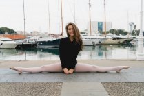Молода балерина робить розщеплення і посміхається — стокове фото