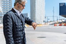 Hombre Comprobación de tiempo - foto de stock