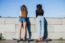 Вид ззаду дівчат на ковзанах — стокове фото