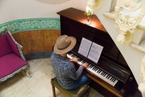 Человек играет на пианино — стоковое фото