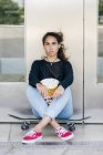 Mädchen mit Popcorn auf Schlittschuhen — Stockfoto