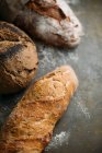 Rustikale Brote auf dunklem Brot — Stockfoto