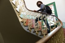 Мужчина поднимается по лестнице — стоковое фото