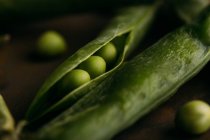 Ervilhas e vagens orgânicas frescas — Fotografia de Stock