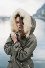 Молодая женщина позирует в пальто — стоковое фото
