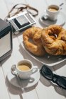 Tasses à café expresso et croissants — Photo de stock