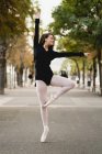 Bailarina de ballet posando en la calle - foto de stock