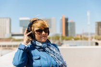 Senior mulher desfrutando de fones de ouvido — Fotografia de Stock