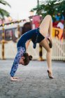 Молодая гимнастка на стендовом мосту — стоковое фото