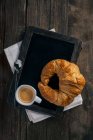 Caffettiera espresso e croissant — Foto stock