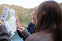 Two girls looking in map — Stock Photo